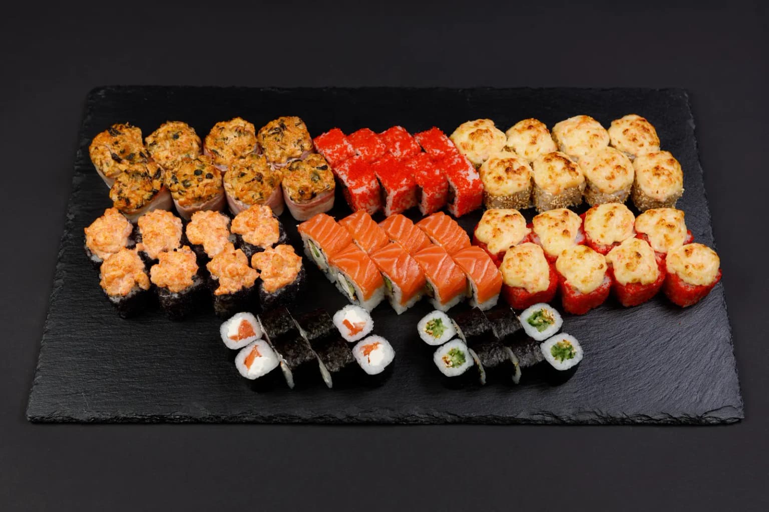 Sushi Family suši sets uz melna akmens šķīvja